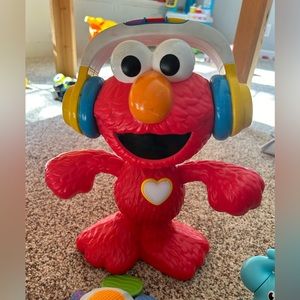 Dancing & singing Elmo